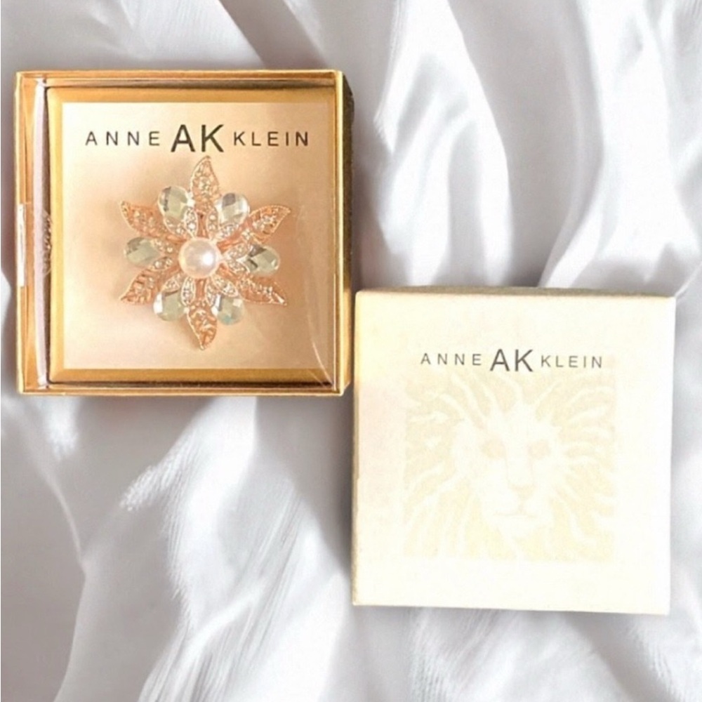 🆕 Anne Klein Gold tone, Crystal, Rhinestone, and Pearl Flower Brooch/Pin ~ BNIOB